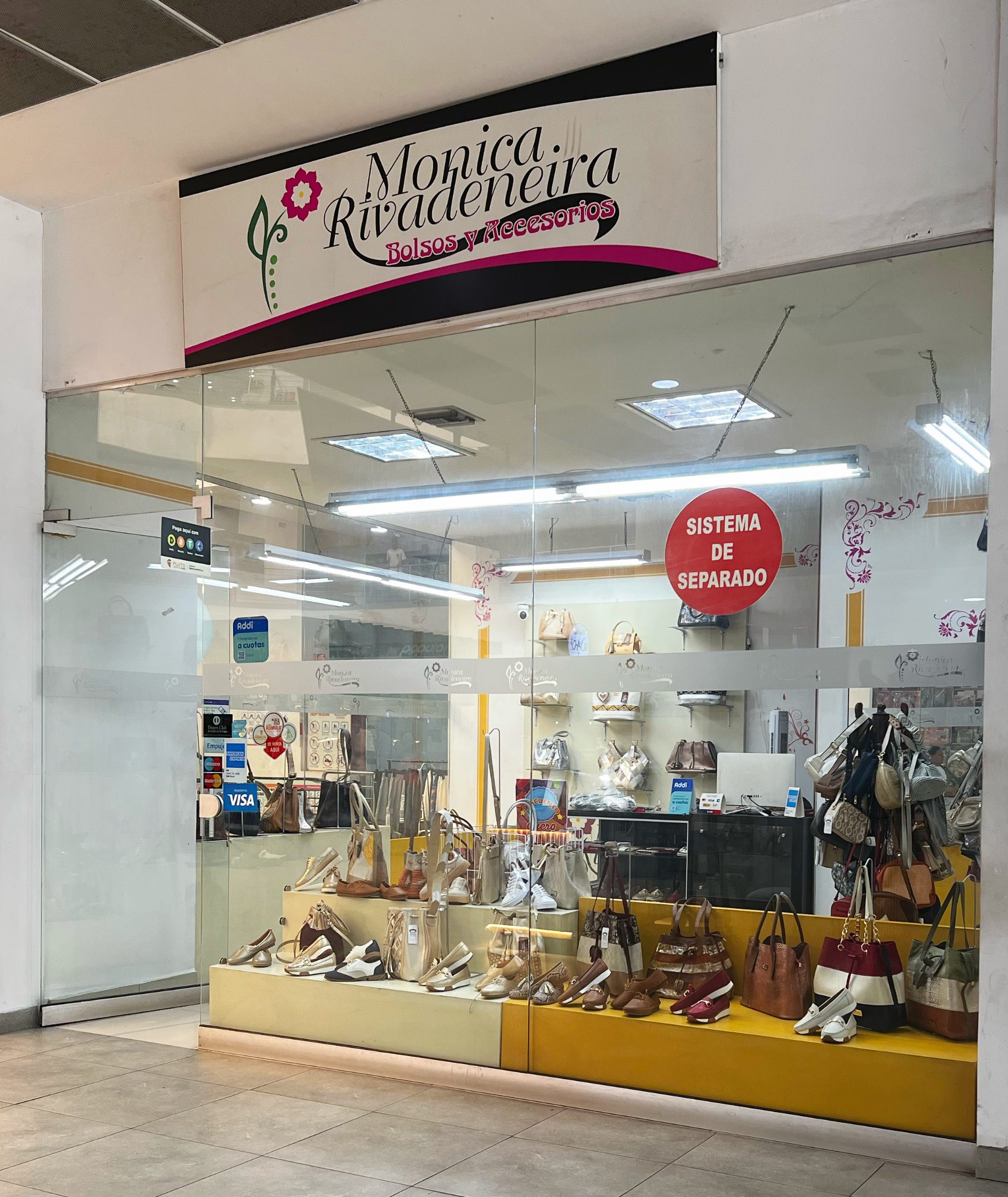 Te ofrece piezas se que se caracterizan por combinar texturas, colores y diseños exclusivos que exaltan la feminidad, la sofisticación y el trabajo manual. Ofrece una amplia gama de artículos de moda que incluyen bolsos de mano, bolsos cruzados (manos libres), zapatos y billeteras, todos pensados para ser piezas duraderas con una fuerte identidad artesanal.